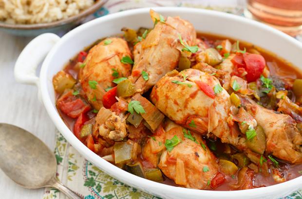 Serving dish filled chicken Cacciatore