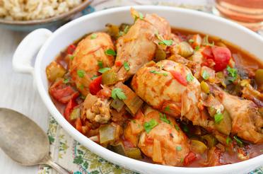 Serving dish filled chicken Cacciatore